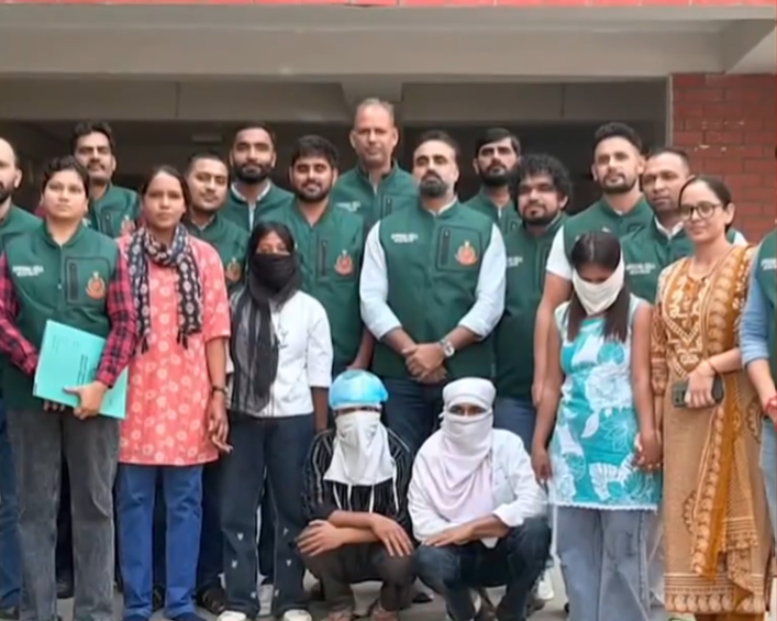 हमले की जाँच से जुड़ी तस्वीर में पुलिसकर्मी और अन्य लोग