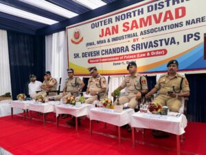 नरेला औद्योगिक क्षेत्र में बाहरी उत्तरी जिले के जन संवाद में बैठे दिल्ली पुलिस के वरिष्ठ अधिकारी