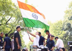 राहुल गांधी का 1 नवंबर को दिल्ली के रामलीला मैदान में मार्च और महारैली का आह्वान राष्ट्रीय ध्वज थामे राहुल गांधी की फाइल तस्वीर