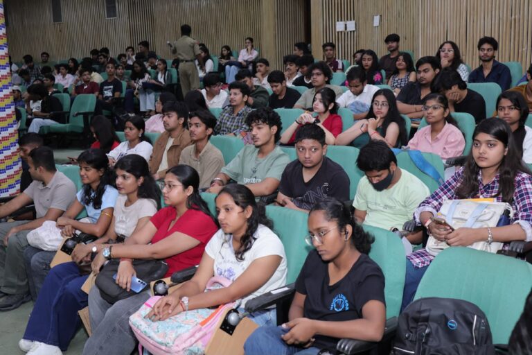 डीटीयू में नशा रोकथाम और साइबर सुरक्षा पर दिल्ली पुलिस के संवाद कार्यक्रम में छात्र
