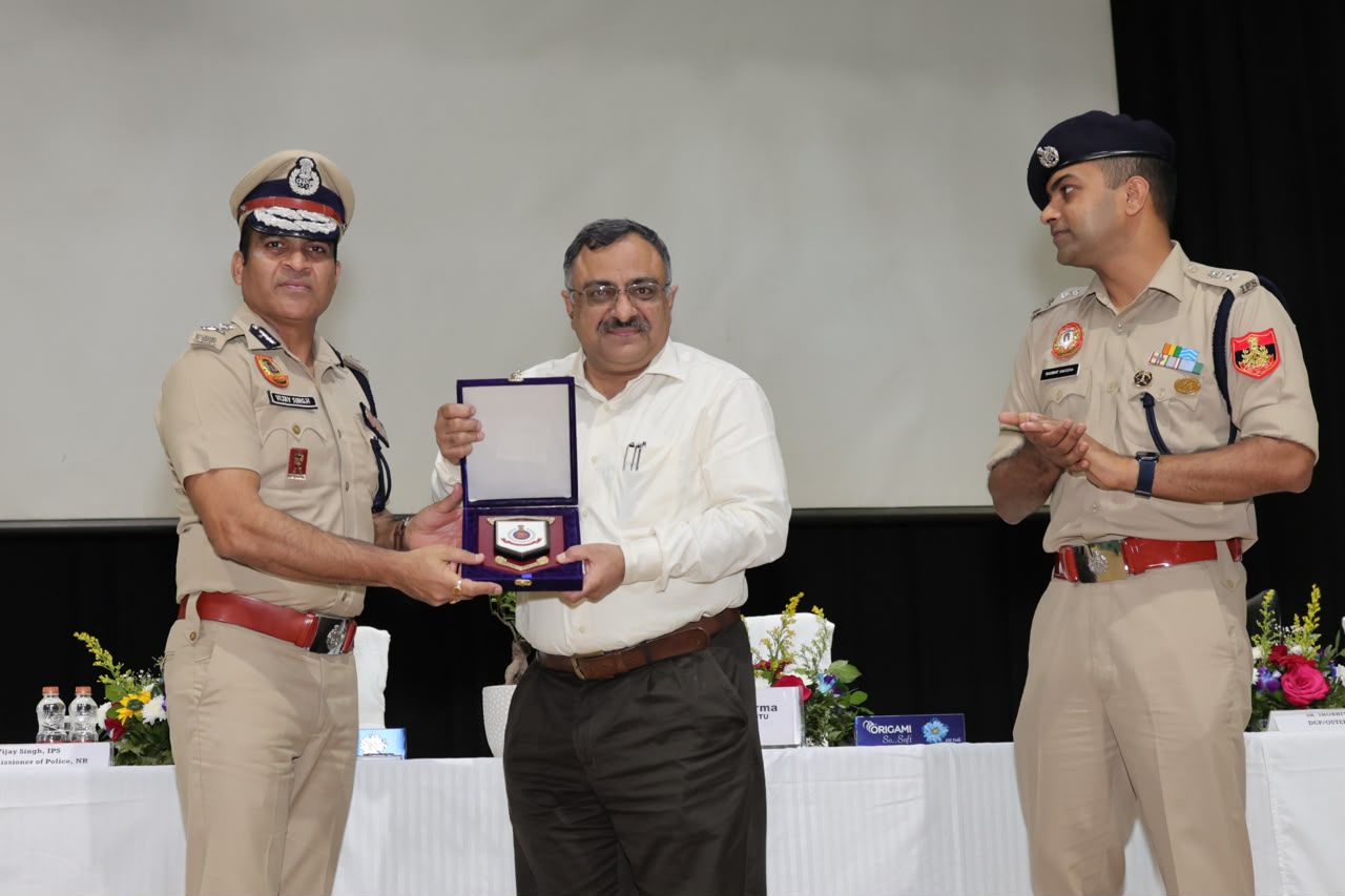 डीटीयू में संवाद कार्यक्रम के दौरान पुलिस अधिकारी और विश्वविद्यालय प्रतिनिधि