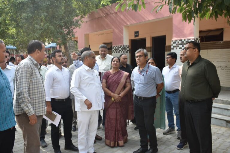 मोलरबंद निरीक्षण में अधिकारियों के साथ एमसीडी आयुक्त संजीव खिरवार