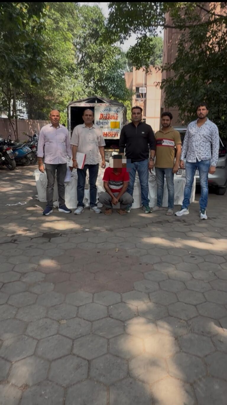 भलस्वा डेयरी में जब्त अवैध पटाखों और आरोपी के साथ आउटर नॉर्थ जिला पुलिस की टीम