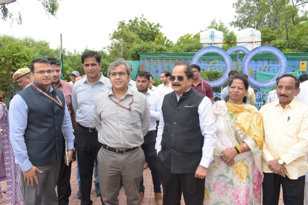 पंजाबी बाग में निरीक्षण करते MCD आयुक्त संजीव खिरवार