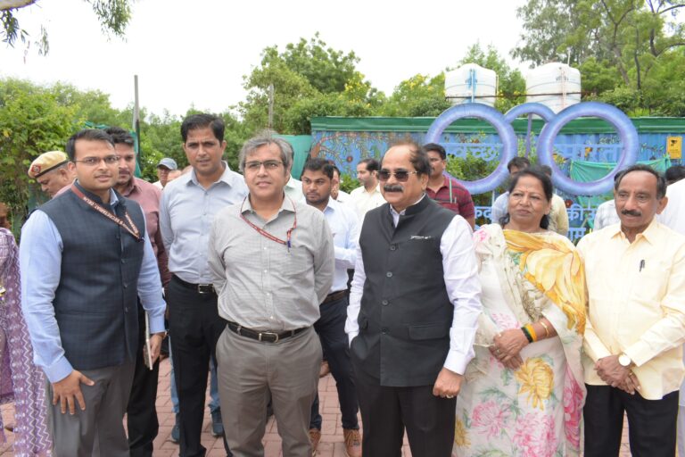 MCD आयुक्त संजीव खिरवार ने ओखला लैंडफिल पर थीम पार्क की योजना आगे बढ़ाई पंजाबी बाग में निरीक्षण करते MCD आयुक्त संजीव खिरवार
