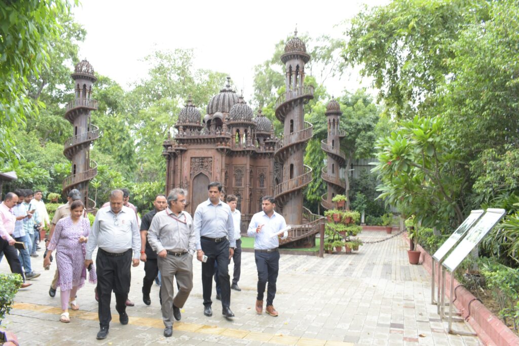 MCD आयुक्त संजीव खिरवार ने ओखला लैंडफिल पर थीम पार्क की योजना आगे बढ़ाई