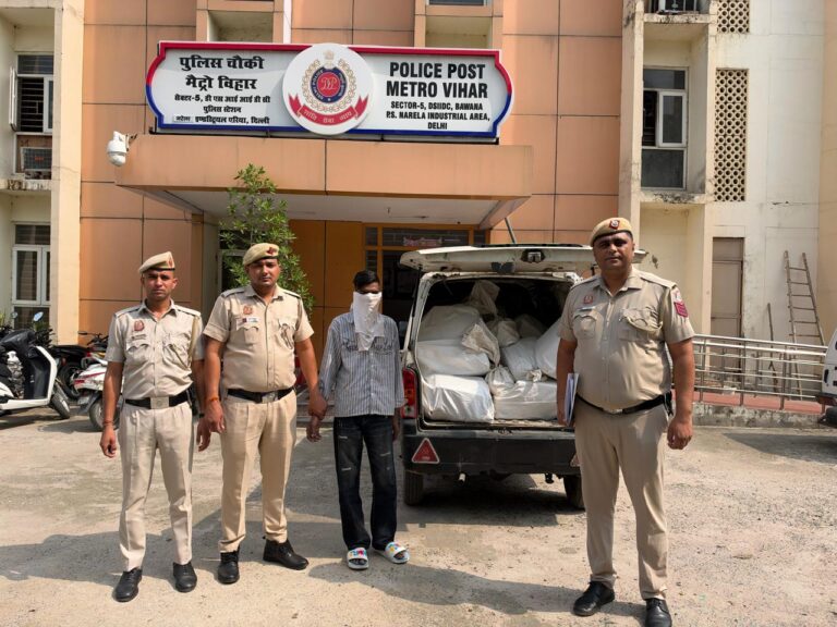मेट्रो विहार पुलिस पोस्ट के बाहर जब्त Maruti Eeco के साथ दिल्ली पुलिस कर्मी