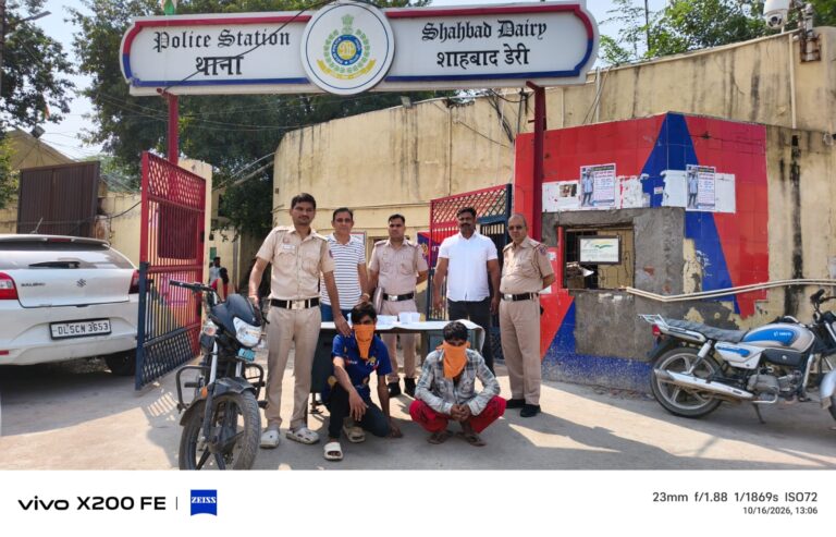 शाहबाद डेयरी थाने के बाहर बरामद सामान के साथ दिल्ली पुलिस कर्मी