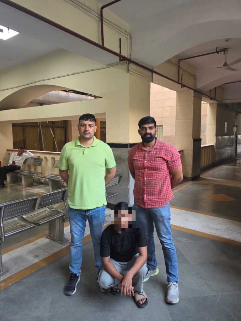 बुध विहार चोरी मामले का घोषित अपराधी गिरफ्तार; AATS आउटर नॉर्थ ने तकनीकी निगरानी से पकड़ा AATS आउटर नॉर्थ टीम के साथ गिरफ्तार व्यक्ति, जिसका चेहरा उपलब्ध तस्वीर में पिक्सलेट है