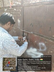 पश्चिमी दिल्ली में प्रदूषण फैलाने वाली तीन इकाइयां सील; बिजली कनेक्शन काटे, मीटर जब्त MCD पश्चिमी क्षेत्र के संयुक्त अभियान के दौरान गेट सील करता टीम का सदस्य