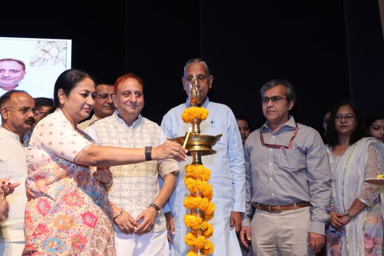 सिविक सेंटर में MCD जनस्वास्थ्य कर्मचारियों के कार्यक्रम में अन्य अधिकारियों की मौजूदगी में दीप प्रज्वलित करती मुख्यमंत्री रेखा गुप्ता।