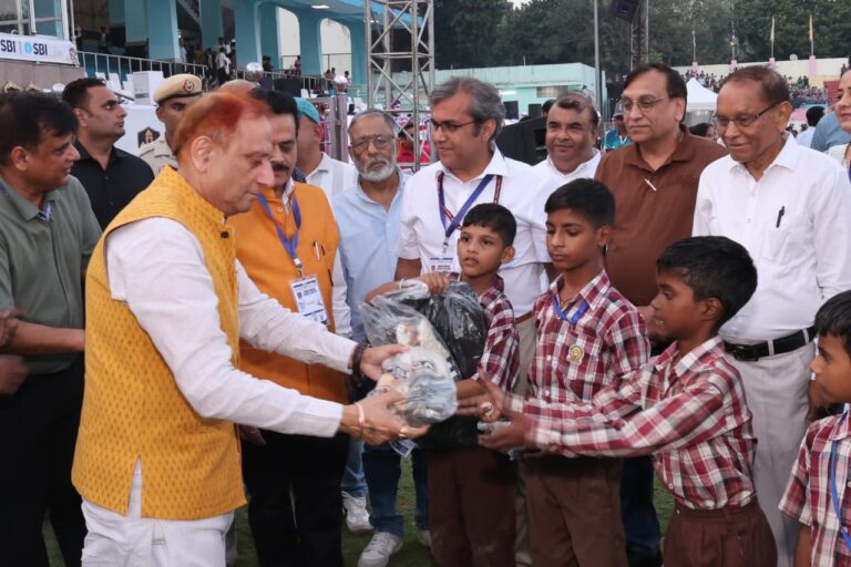 एमसीडी मिनी फुटबॉल लीग के उद्घाटन पर स्कूली बच्चों को खेल सामग्री देते महापौर प्रवेश वाही