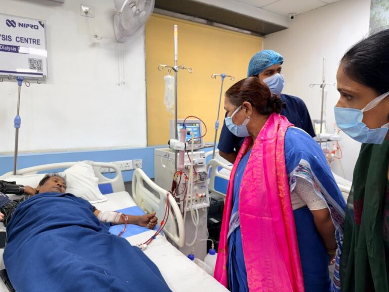 पूर्णिमा सेठी अस्पताल में सेवाओं के विस्तार की कार्ययोजना मांगी एमसीडी स्थायी समिति की अध्यक्ष सत्या शर्मा कालकाजी स्थित अस्पताल में मरीज से बात करती हुईं।