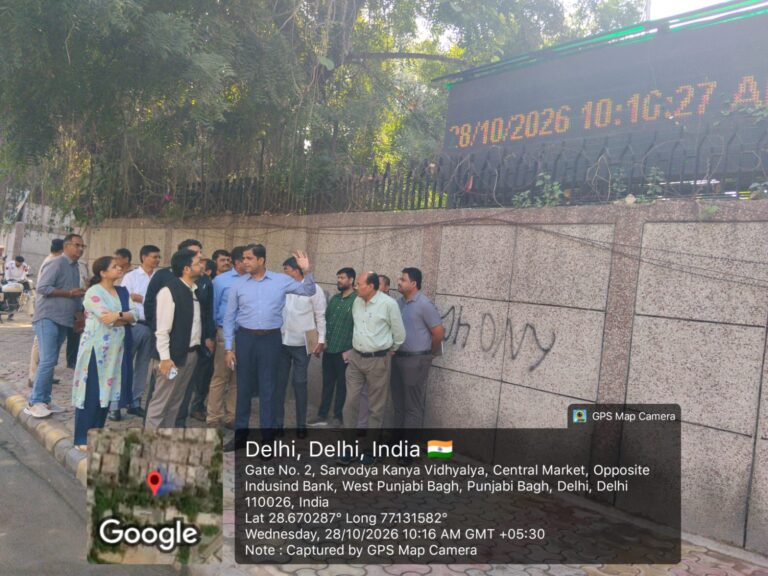 पंजाबी बाग प्रदूषण हॉटस्पॉट के निरीक्षण में अधिकारी