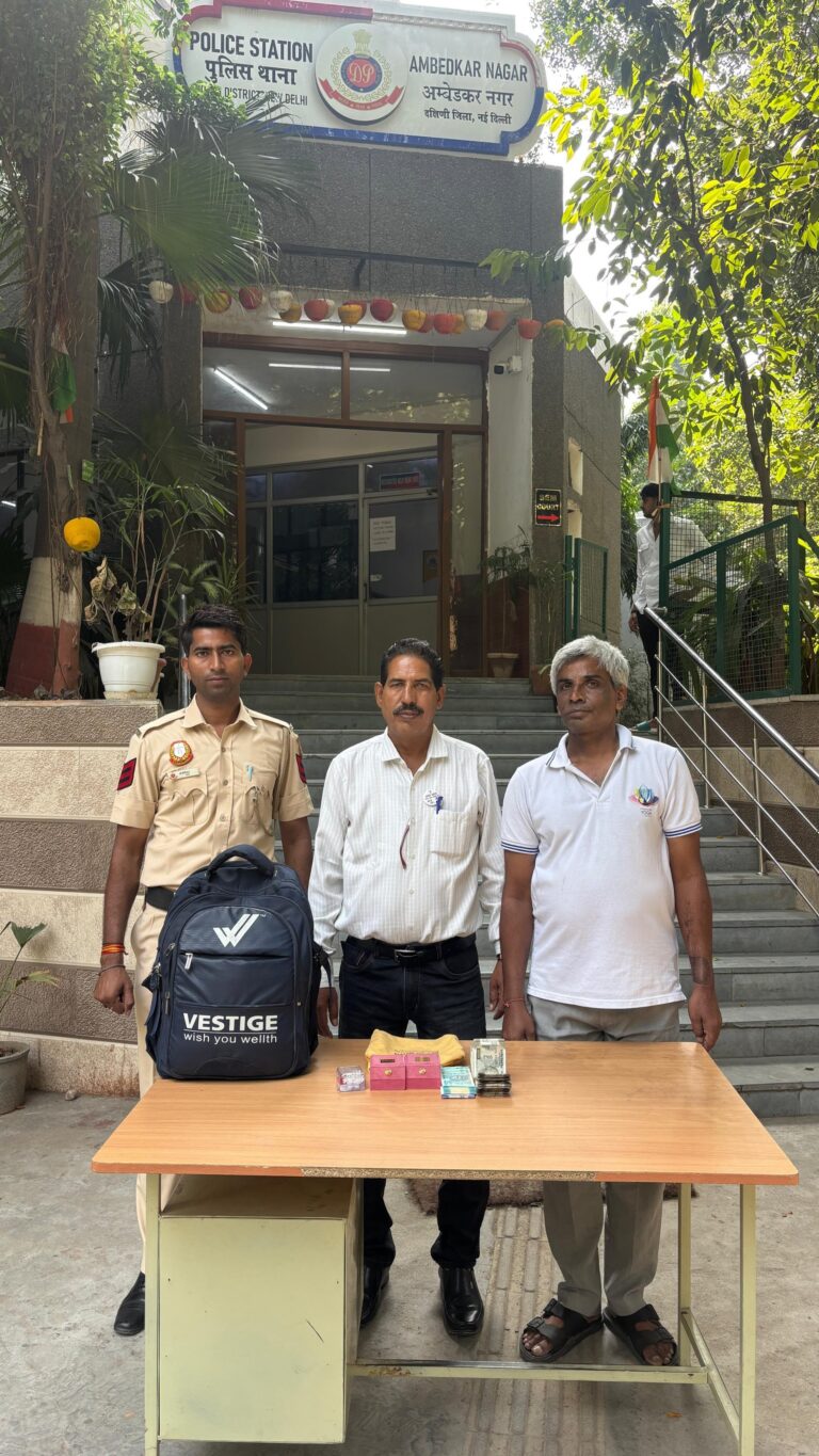 ऑटो में छूटे शादी के गहने और ₹5 लाख लौटाए, सीसीटीवी से मिला सुराग अंबेडकर नगर थाने के बाहर बरामद बैग, गहनों के डिब्बे और नकदी के पास एक पुलिसकर्मी और दो व्यक्ति