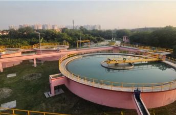 बवाना के 20 MGD वाटर ट्रीटमेंट प्लांट में 2 MGD रीसाइक्लिंग प्लांट तैयार दिल्ली जल बोर्ड के बवाना वाटर ट्रीटमेंट प्लांट का गोलाकार क्लैरिफायर, वीडियो स्टिल