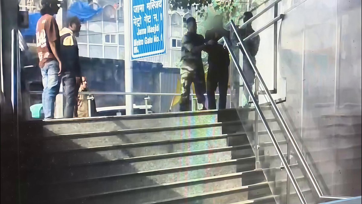 जामा मस्जिद मेट्रो स्टेशन पर भागता यात्री पकड़ा गया, अज्ञात अर्धठोस पदार्थ मिला: CISF जामा मस्जिद मेट्रो स्टेशन के निकास के पास यात्री को पकड़ते CISF कर्मी
