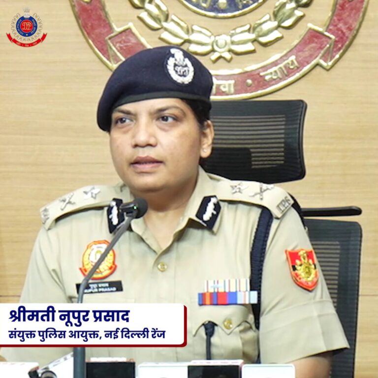 ऑपरेशन साइहॉक 6.0 के दिल्ली पुलिस वीडियो में माइक के सामने संयुक्त पुलिस आयुक्त नूपुर प्रसाद
