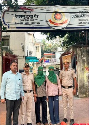 डीबीजी रोड लूट मामला: नाबालिग समेत तीन पकड़े, मोबाइल बरामद देशबंधु गुप्ता रोड थाने के बाहर पुलिसकर्मी और चेहरे ढके हुए दो लोग
