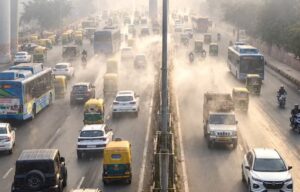धूल रोकने को दिल्ली में 1,150 मिस्ट-स्प्रे, नवंबर तक 70 और सड़क सफाई मशीनें CMO दिल्ली के प्रदूषण नियंत्रण वीडियो में सड़क की धूल का सांकेतिक दृश्य