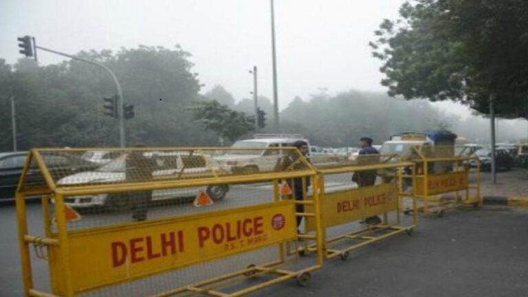 31 अक्टूबर को ऐतिहासिक वाहनों की यात्रा के दौरान दिल्ली में यातायात नियंत्रित हो सकता है शहर की सड़क पर दिल्ली पुलिस के पीले बैरिकेड