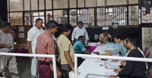 दिल्ली SIR: 11 अक्टूबर को सभी मतदान केंद्रों पर मतदाता सहायता कैंप दिल्ली में मतदान डेस्क पर मतदाता और अधिकारी — फाइल तस्वीर