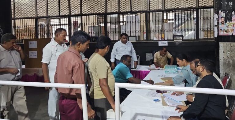 दिल्ली में मतदान डेस्क पर मतदाता और अधिकारी — फाइल तस्वीर
