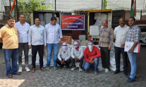 वाहनों से पटाखे मिलने के बाद अलीपुर गोदाम तक पहुंची पुलिस; कुल 2,101 किलो बरामद पटाखों की बरामदगी के बाद पुलिसकर्मी, ढके चेहरों वाले तीन बैठे लोग और दो वाहन