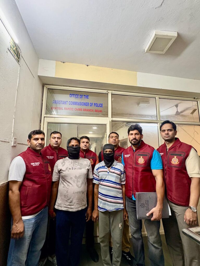 सेंट्रल रेंज की आधिकारिक तस्वीर में चेहरा ढके दो व्यक्तियों के साथ क्राइम ब्रांच के अधिकारी