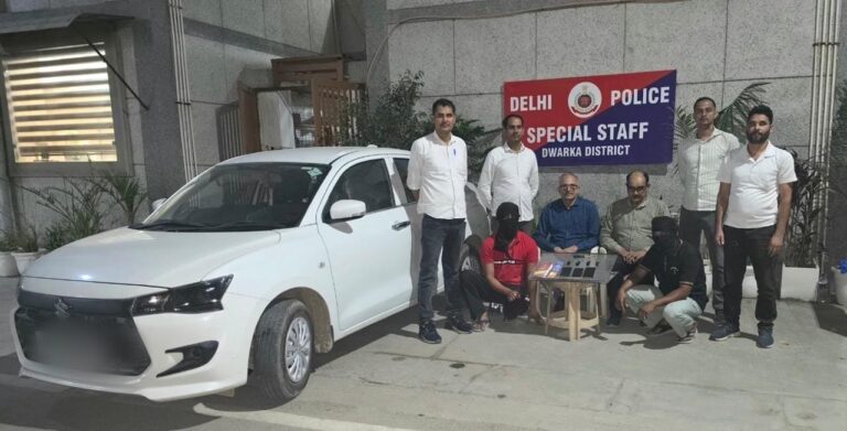 द्वारका स्पेशल स्टाफ कार्यालय में जब्त सामान और सफेद कार के साथ दो आरोपी