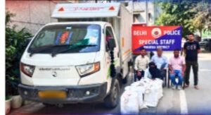 हरियाणा में बिक्री के लिए चिह्नित शराब के 8,000 क्वार्टर दिल्ली में जब्त; टेम्पो भी पकड़ा द्वारका पुलिस की आधिकारिक तस्वीर में जब्त टेम्पो, खेप और पुलिसकर्मी