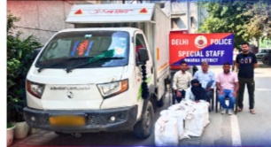 हरियाणा में बिक्री के लिए चिह्नित शराब के 8,000 क्वार्टर दिल्ली में जब्त; टेम्पो भी पकड़ा द्वारका पुलिस की आधिकारिक तस्वीर में जब्त टेम्पो, खेप और पुलिसकर्मी