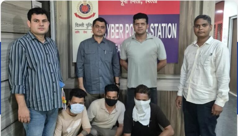 पूर्वी जिले की साइबर पुलिस के चार अधिकारी थाने में चेहरा ढके तीन संदिग्धों के पीछे खड़े हैं।