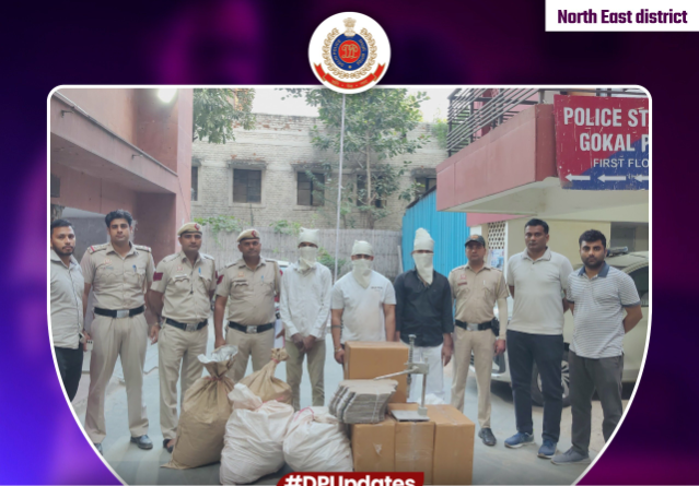 गोकलपुरी में पकड़े गए तीन लोगों और बरामद सामग्री के साथ पुलिसकर्मी