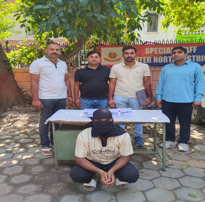 स्वरूप नगर फायरिंग की जांच में आरोपी और बरामद हथियारों के साथ पुलिसकर्मी