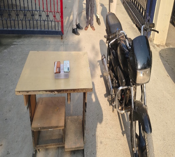बवाना झपटमारी की जांच में बरामद बताए गए दो मोबाइल फोन और पास खड़ी मोटरसाइकिल