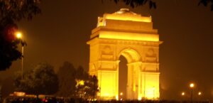 दिल्ली ट्रैफिक एडवाइजरी: 10 अक्टूबर को 30 स्थानों पर डायवर्जन की संभावना नई दिल्ली में रात के समय रोशनी से जगमगाता इंडिया गेट — फाइल फोटो