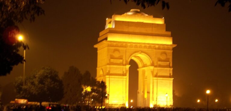 नई दिल्ली में रात के समय रोशनी से जगमगाता इंडिया गेट — फाइल फोटो