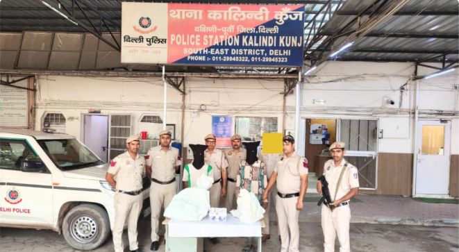 दिल्ली में चोरी वाले मकान के अंदर सोता मिला आरोपी, कालिंदी कुंज पुलिस ने दो को गिरफ्तार किया कालिंदी कुंज थाने के बाहर बरामद सामान, पुलिसकर्मी और चेहरे ढके दो आरोपी