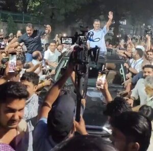 हिरासत के बाद केजरीवाल ने रिहाई की जानकारी दी, बोले—लड़ाई जारी रहेगी रिहाई की जानकारी देने के बाद भीड़ के बीच कार से हाथ उठाते अरविंद केजरीवाल
