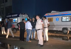 मंगोलपुरी की जूता फैक्ट्री में आग से चार की मौत, दो अस्पताल में भर्ती मंगोलपुरी फैक्ट्री में आग की घटना के बाद रात में पुलिसकर्मी और एंबुलेंस