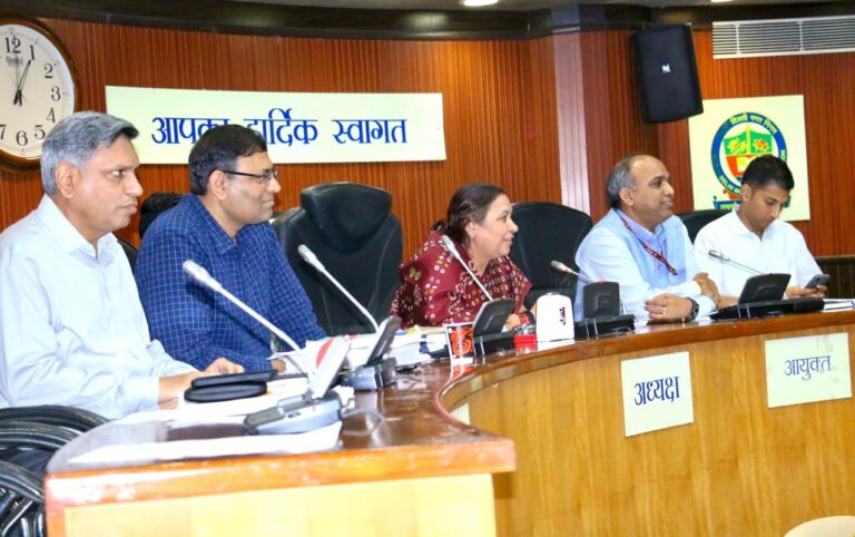 एमसीडी स्थायी समिति के मंच पर सत्या शर्मा और अधिकारी