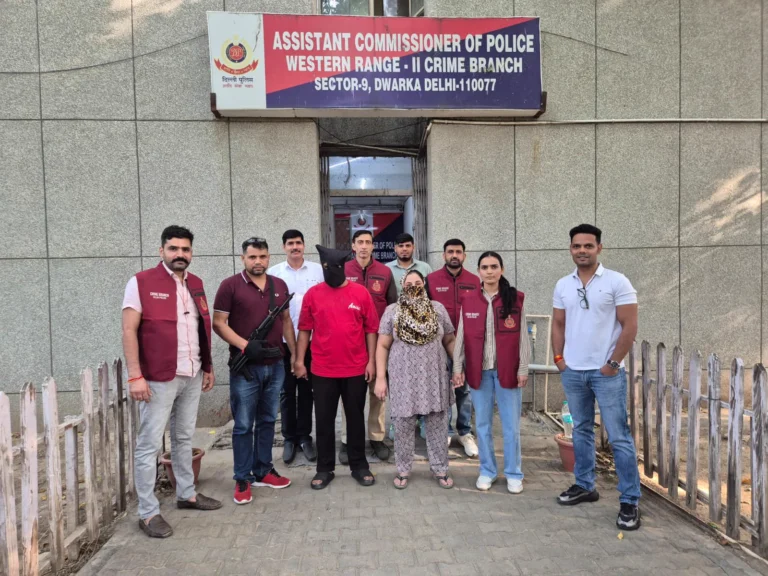 MCOCA और NDPS मामलों में वांछित मां-बेटे को क्राइम ब्रांच ने गिरफ्तार किया वेस्टर्न रेंज-II कार्यालय के बाहर चेहरा ढके दो व्यक्तियों के साथ क्राइम ब्रांच कर्मी