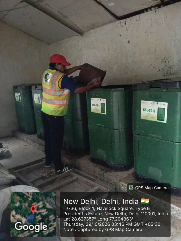 बिना अलग किया कचरा देने पर BKS मार्ग के 10 घरों को NDMC का नोटिस NDMC के कचरा पृथक्करण अभियान की तस्वीर में हरे डिब्बों के पास एक सफाई कर्मचारी