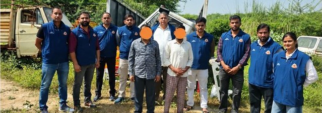 CCTV, UPI और WhatsApp से मिला सुराग: दिल्ली की ट्रक चोरी का पंजाब के गोदाम तक पहुंचा लिंक ट्रकों और वाहन पुर्जों के पास उत्तरी दिल्ली पुलिस टीम तथा मूल फोटो में चेहरे छिपाए गए दो व्यक्ति
