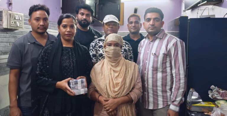 जहांगीरपुरी में महिला गिरफ्तार, 44 पुड़ियों में 16.85 ग्राम हेरोइन बरामद जहांगीरपुरी हेरोइन मामले की तस्वीर में पुलिसकर्मियों के साथ चेहरा ढके महिला