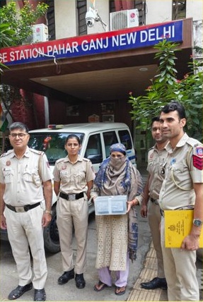 पहाड़गंज में चोरी का 72 वर्षीय आरोपी गिरफ्तार; ₹1,85,500 और 2,600 डॉलर बरामद पहाड़गंज थाने के बाहर पुलिसकर्मी और चेहरा ढके हुए एक व्यक्ति
